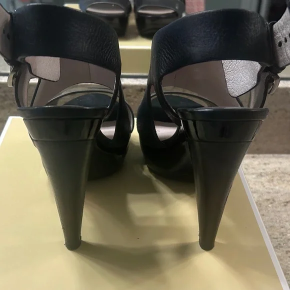 🌸 Like New 🌸 MICHAEL KORS Black Stacked Wedge Sandals/Heels - Picture 4 of 7